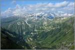 Ausblick von der Furkapassstrasse auf Gletsch, den Grimselpass,Grimselsee und die Berner Alpen.