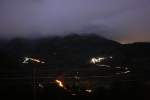 Nchtliches Panorama von der Gruppenunterkunft Gspon aus am Abend des 7.7.2009: Die Lichter deuten die Drfer Embd (links) und Trbel (rechts) sowie die Verkehrsachse nach Zermatt (unten) an.