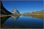 Ganz wolkenlos spiegelt sich das Matterhorn im Riffelsee am 04.10.2011