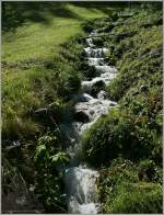 Von allen Seiten fliessen kleine Bche, wie dieser in den Fluss Mattervispa.