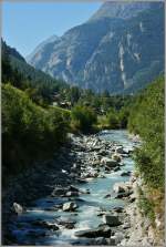 Der Fluss Mattervispa begleitet Wanderer und Zugfahrer auf ihren Weg nach Zermatt.