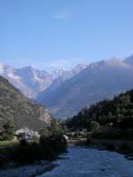 Vispertal zwischen Visp und Neubrck augenommen aus der Matterhorn Gotthard Bahn am frhen Morgen des 31.07.07. Der Fluss im Vordergrund ist die Matter Vispa.