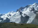 Aussicht auf Castor (4.223 m) und Pollux (4.092 m) mit dem Schwärzegletscher, sowie das Breithorn mit dem Breithorngletscher.