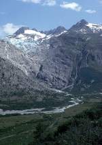 Rhonegletscher zum Vergleich: Stand August 1981. Bild whrend Bahnfahrt kurz nach Gletsch in Richtung Furka-Scheiteltunnel. Damals FO-Bergstrecke, noch elektrifiziert. HQ-Scan ab Dia.