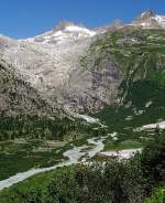 Rhonegletscher zum Vergleich: deutlicher Verlust an Substanz. Bild whrend Bahnfahrt nach Station Gletsch in Richtung Furka-Scheiteltunnel, Dampfbahnlinie der DFB, 22. Juni 2003, 14:09