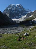 Mont Collon (3637m), aufgenommen auf dem Weg von Arolla Richtung Plans de Bertol am 7.6.2003 um 8:00 Uhr