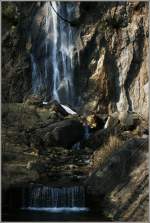 Am winterlichen Wasserfall  Pissevache  im Rhonetal.