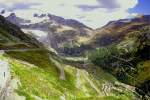 Schweiz, Blick von der Grimselstrae ins Rhonetal, unten liegt der Ort Gletsch, rechts geht die Furkastrae hinauf zum Rhonegletscher, zu sehen links im Hintergrund, aufgenommen im Okt.1986, Scan vom