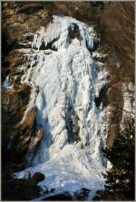 Der gefrorene Wasserfall Pissevache. Beim genauen hinsehen kann man zwei Eiskletterer im Hang erkennen.
(14.02.2012)