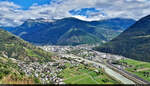 Blick von Ausserberg (CH) auf das Rhonetal, in das die Gemeinde Visp eingebettet ist.