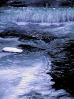 Am Morgen des 25.12.2006 gefriert das fließende Wasser der Rhone bei Geschinen im Obergoms