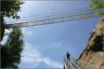 Blick von unten auf die Hngebrcke ber die Jolibachschlucht.