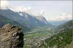 Der Blick in und durch das Tal -    Blick vom BLS Südrampe Höhenweg ins Rhônetal.