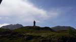 Adler aus Stein als Denkmal der Gebirgsbrigade 11 anlässlich der Grenzbesetzung im zweiten Weltkrieg (1939-1945) auf der Passhöhe des Simplonpass im Kanton Wallis / Valais (Schweiz), Sockelinschrift:  IN DER FREIHEIT DER BERGE STEHT ES, EIN WUCHTIGES MAL AUS HARTEM GRANIT: EIN GEDENKEN TREUER PFLICHTERFÜLLUNG, EIN DAUERNDES MAHNEN, WILLIG UND WACH ZU SEIN FÜR UNSERE FREIHEIT ; von der Pass-Straße aus gesehen, 10.06.2014
