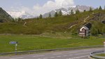 Simplonpass mit Straßenwegweiser links nach Gondo und weiter nach Domodossola (Italien), rechts nach Brig (Schweiz); 10.06.2014  