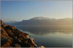 Blick von La-Tour-de-Peilz ber den Genfersee am Abend.