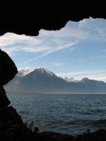 Von der Uferpromenade zwischen dem Chteau de Chillon und Villeneuve sind immer wieder Wasserabflsse in den niedrigen Steinmauern zu finden.Ein solches Loch reizte mich zu diesem Foto quer ber den