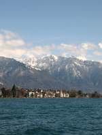 Blick ber den See auf das Stdtchen La Tour-de-Peilz.