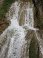 Zahlreiche Bche sprudeln durch die Weinberge in den Genfersee