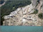 Steile Felswnde am Vierwaldsttter See, hier kurz nach verlassen von Flelen. Man beachte die Strae, die in die Felsen gehauen wurde. (Juli 2007)