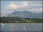 Blick ber den Vierwaldstttersee mit der Rigi im Hintergrund, aufgenommen am 22.07.2007 von der Seebrcke in Luzern aus.