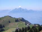 Wie eine Glocke liegt der Dunst ber dem Vierwaldstttersee. Das Bild wurde am Rigi Kulm aufgenommen am 04.08.07. 