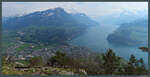 Vom Stockflue hat man einen weiten Blick über den Vierwaldstätter See, den Ort Brunnen und die Alpen.