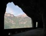 Der Weg der Schweiz fhrt unter anderem durch den Strassentunnel der alten Axenstrasse und bietet dabei diesen Ausblick.