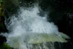 Es geht tief hinab.Ein Wasserfall bei Saut-du-Doubs im Kanton Jura.