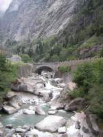 Blick in die Schllenenschlucht aus der Matterhorn Gotthard Bahn auf der Strecke von Andermatt nach Gschenen.