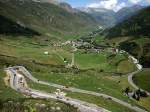 Am Furkapass gibts regen Verkehr und es wird gebaut. Blick Richtung Rehalp (Mitte), Andermatt und Oberalppass (hinten rechts). Das Postauto (vorne rechts) ist bereits im Anmarsch... 03. Aug. 2008