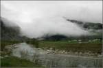 Hier drückt das schlechte Wetter auf der Nordseite der Alpen durch die Schöllenschlucht ins Urserental und füllt dieses nach und nach mit Nebel auf. 

22.05.2008 (M)