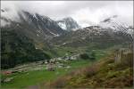 Blick auf Hospental im Urserental. Das Tal in Bildmitte führt hinauf zum Gotthardpass, nach rechts geht es zum Furkapass. 

22.05.2008 (M)