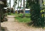 Einmal am  Goldenen Dreieck  von Thailand aus ber den Mekong auf diese zu Laos gehrende Insel bergesetzt, findet man ein kleines Dorf, das in der Hauptsache aus kleinen Geschften besteht, die alle mglichen und unmglichen Souvenirs verkaufen. (Mrz 2006) 