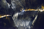 Die Höhlen von Škocjan in Slowenien - Durch den Canon strömt die Reka, die vor der Cerkvenik-Brücke nach Nordwesten abbiegt und ihren Lauf im Hankekanal fortsetzt.