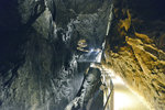 Die Höhlen von Škocjan in Slowenien zählen als bedeutendste unterirdische Erscheinung in der Karstlandschaft Kras und in Slowenien zu den bedeutendsten Höhlen der Welt. Der Reka-Fluss verschwindet unter einer Felswand, oberhalb deren das Dorf Škocjan liegt, nach dem die Höhlen (Škocjanske jame) benannt wurden. Aufnahme: 28. Juli 2016.