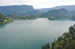 Blejsko jezero (Bleder See) vom Schloss Blöd aus gesehen. Aufnahme: 2. August 2016.