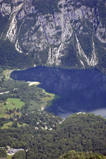Der Bohinjsko jezero (deutsch: Wocheiner See, auch Bohinjsee) bei Ukanc in Slowenien.
