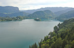 Bleder See (slowenisch Blejsko jezero) von der Burg aus gesehen. Aufnahme: 2. August 2016.