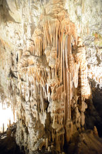 Tropfsteine in den Höhlen von Postojna in Slowenien.
