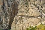 Treppen und Gehweg am Felsenwand bei El Chorro. Aufnahme: Juli 2014.
