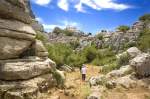 El Torcal (Paraje Natural Torcal de Antequera) - Hohe Säulen aus Steinplatten unterschiedlicher Größe sehen aus, als wären sie künstlich aufeinander gestapelt worden.