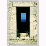 Durchblick ins Blaue -    Blick durch die Ruine eines ehemaligen Leuchtturmgebäude in der Nähe von Mallorca.