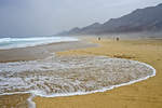 Der Strand von Cofete auf der Insel Fuerteventura  ist kein Strand zum Baden. Er hat etwas mysteriöses an sich. fast Menschenleer, einsam, verlassen, im Hintergrund liegen die bis zu 800 m hohen Berge von Jandia an denen die Wolken hängen bleiben.  Aufnahme: 18. Oktober 2017.