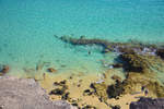 Azurblaues Wasser an der Felsenküste vor Morro Jable auf der Insel Fuerteventura in Spanien.