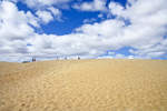 El Jable - Las Dunas de Corralejo (Die Wanderdüne von Corralejo) auf der Insel Fuerteventura. Seit 1982 werden Strand und Wanderdünen als besonderes Naturschutzgebiet der EU ausgewiesen, da die Wanderdünen durch die stetig präsenten Winde, immer in Bewegung sind. Aufnahme: 19. Oktober 2017.