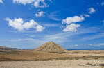 Der Berg Montaña de Tindaya liegt im Nordwesten der Insel. Für die Ureinwohner der Insel war Tindaya ein heiliger Ort, dem Zauberkräfte zugeschrieben wurden. Der 400 Meter hohe Berg, der durch den Lauf der Zeit eine ganz eigene Form bekam, ragt einsam aus der flachen, trockenen Landschaft Fuerteventuras heraus.
Aufnahme: 19. Oktober 2017