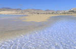Kristallklares Wasser vor Risco El Paso an der Insel Fuerteventura in Spanien.