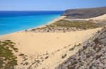 Blick auf den Sandstrand südlich von Risco El Paso auf der Insel Fuerteventura in Spanien.