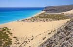 Blick auf den Sandstrand südlich von Risco El Paso auf der Insel Fuerteventura in Spanien. Aufnahme: 18. Oktober 2017.